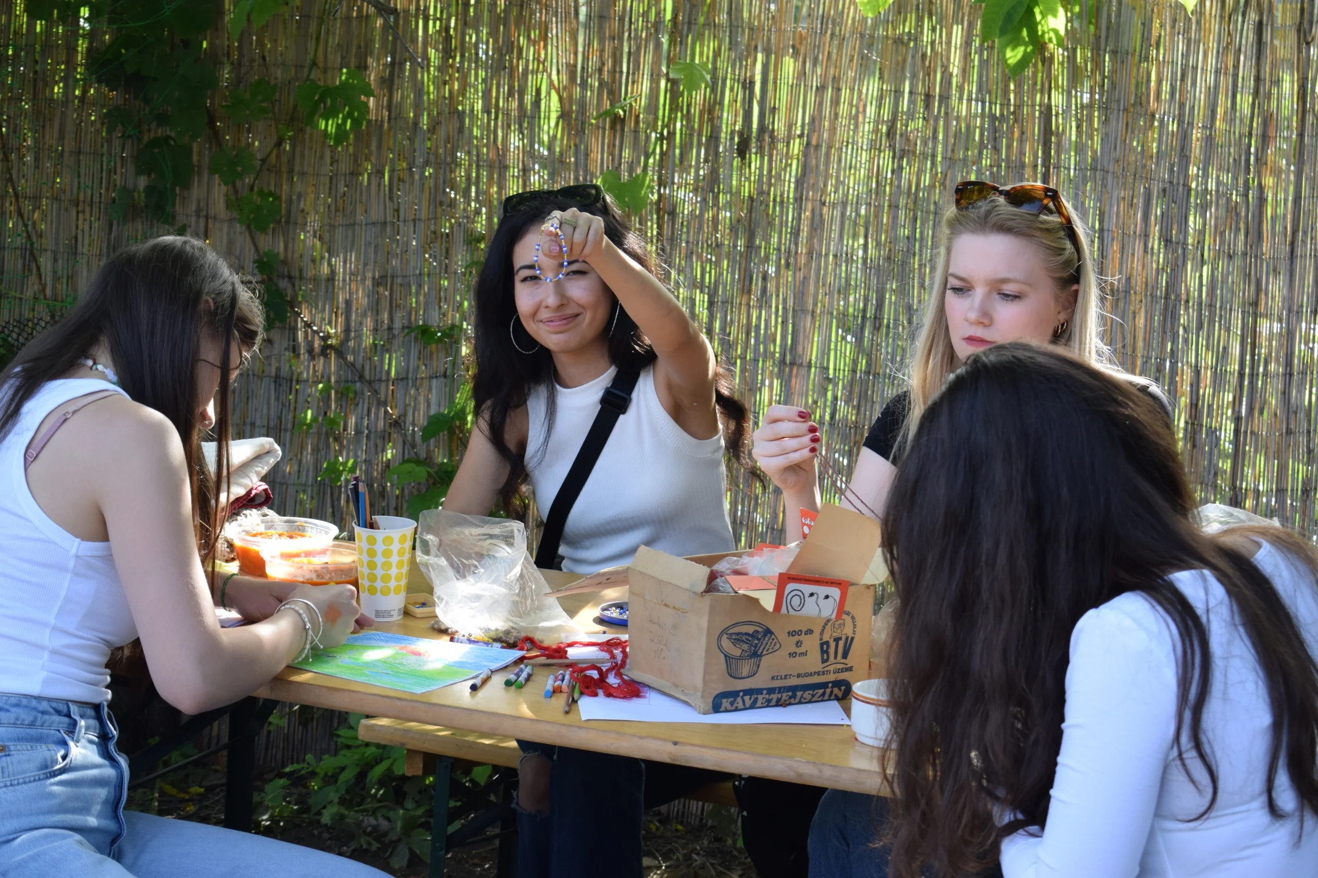 Kézműves és Társasjáték Asztal